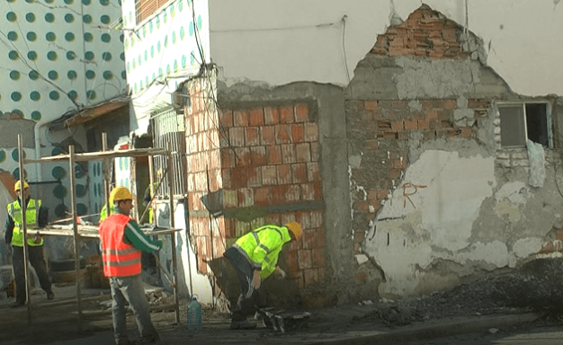 Banesat e demtuara ne Durres: Nisin riparimet ne ndertesat e para 1993